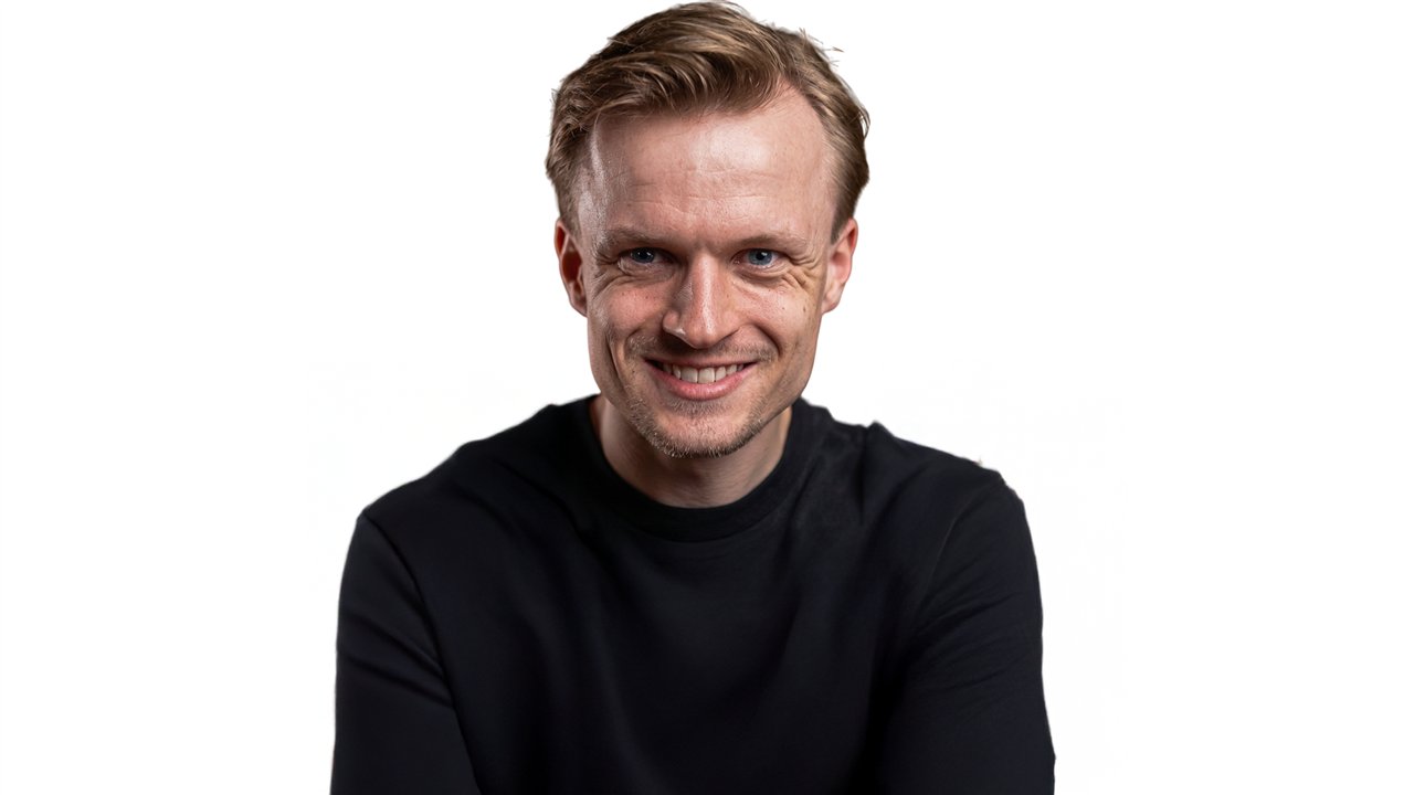 Raw studio photo before thumbnail design